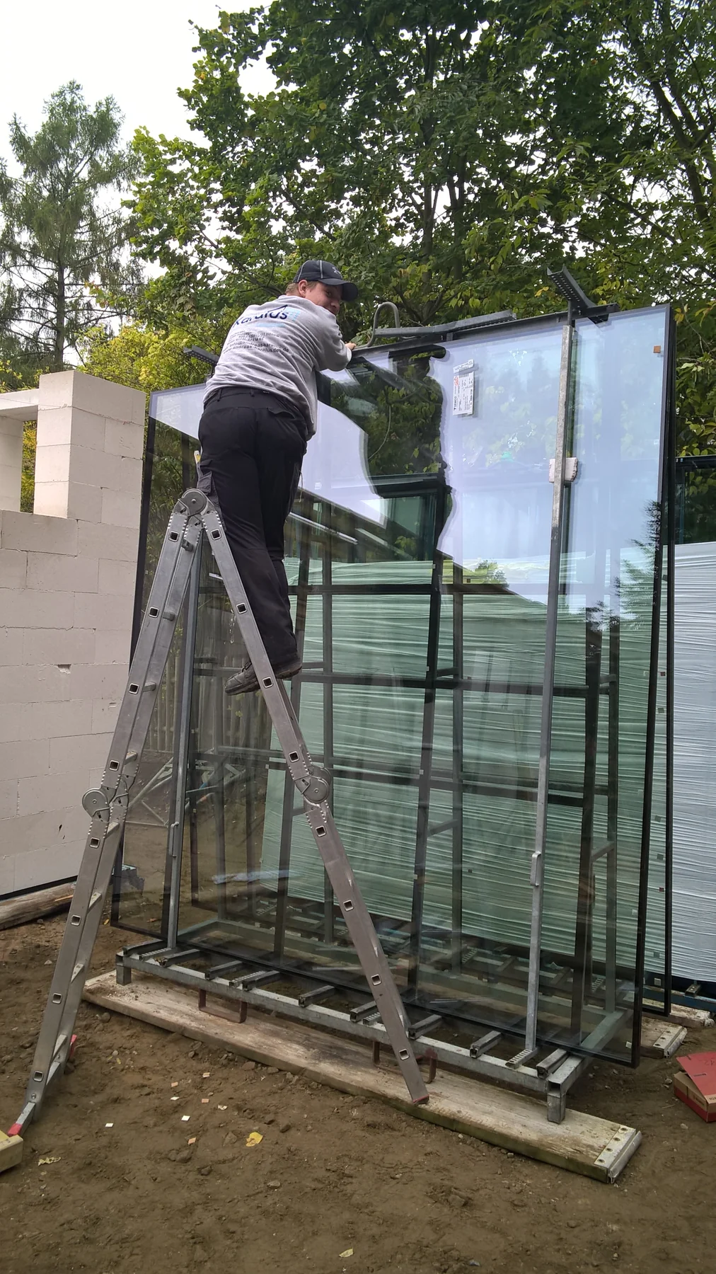 Vorbereitung einer großformatigen Glasscheibe auf dem Transportgestell.